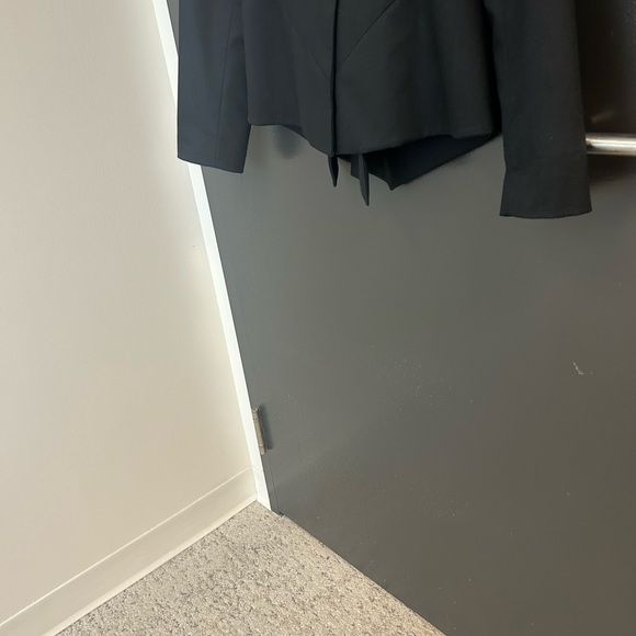Alice + Olivia M EUC black blazer with tuxedo effect- back is longer & buttoned - Picture 6 of 16